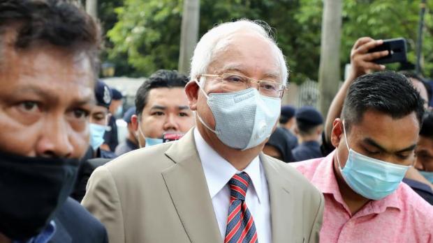 Condenan al exprimer ministro de Malasia a 12 años de cárcel por corrupción