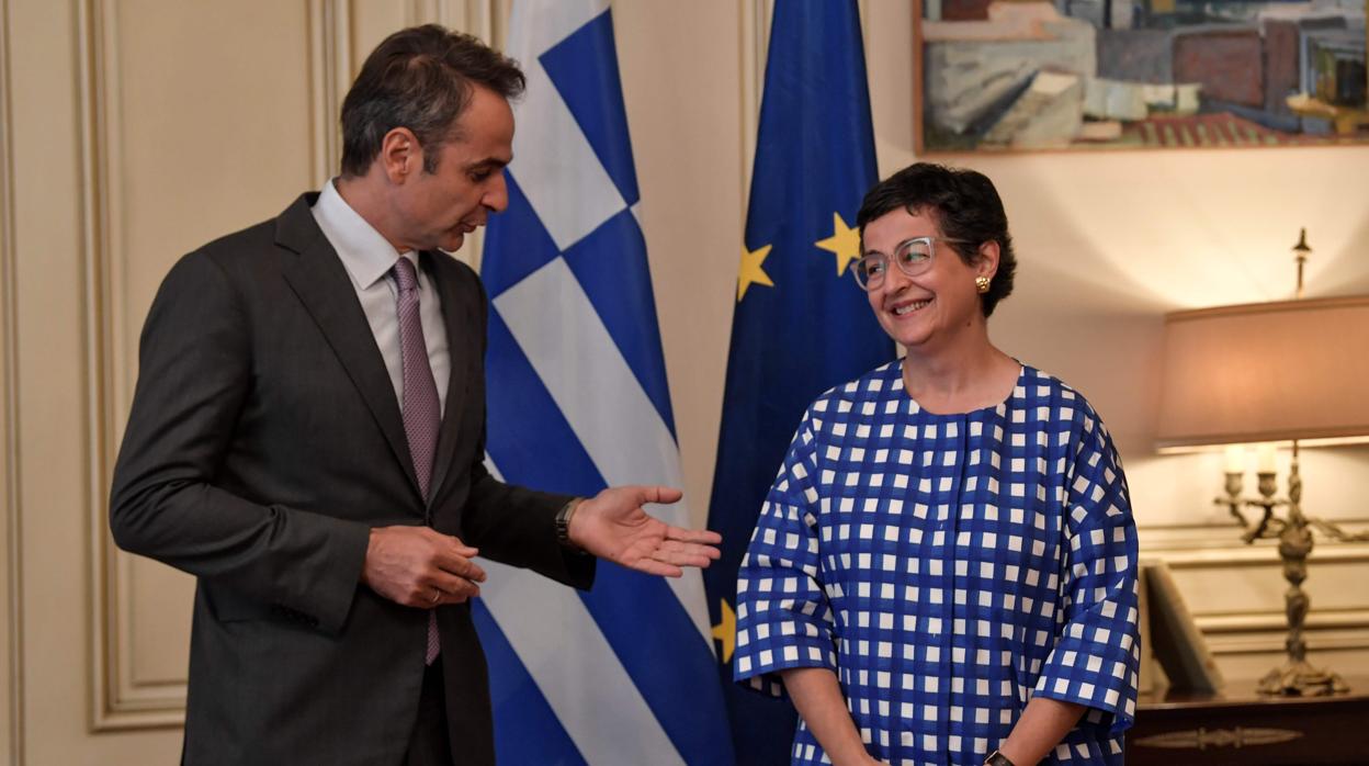 El primer ministro griego, Kyriakos Mitsotakis, da la bienvenida a la canciller española, Arancha González Laya, en su oficina en Atenas