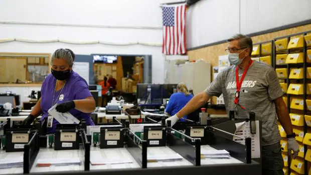 El voto por correo amenaza con desbordar el aparato electoral de EE.UU.