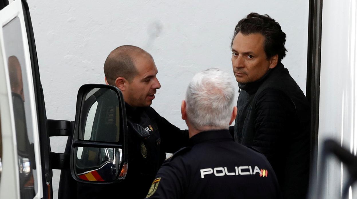 El exdirector de Pemex, Emilio Lozoya, es escoltado por agentes de la policía española