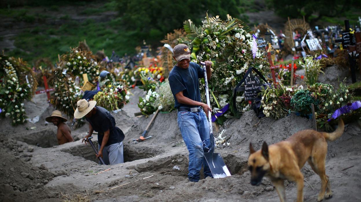 Los trabajadores del cementerio cavan nuevas tumbas en el cementerio Xico, en las afueras de la Ciudad de México