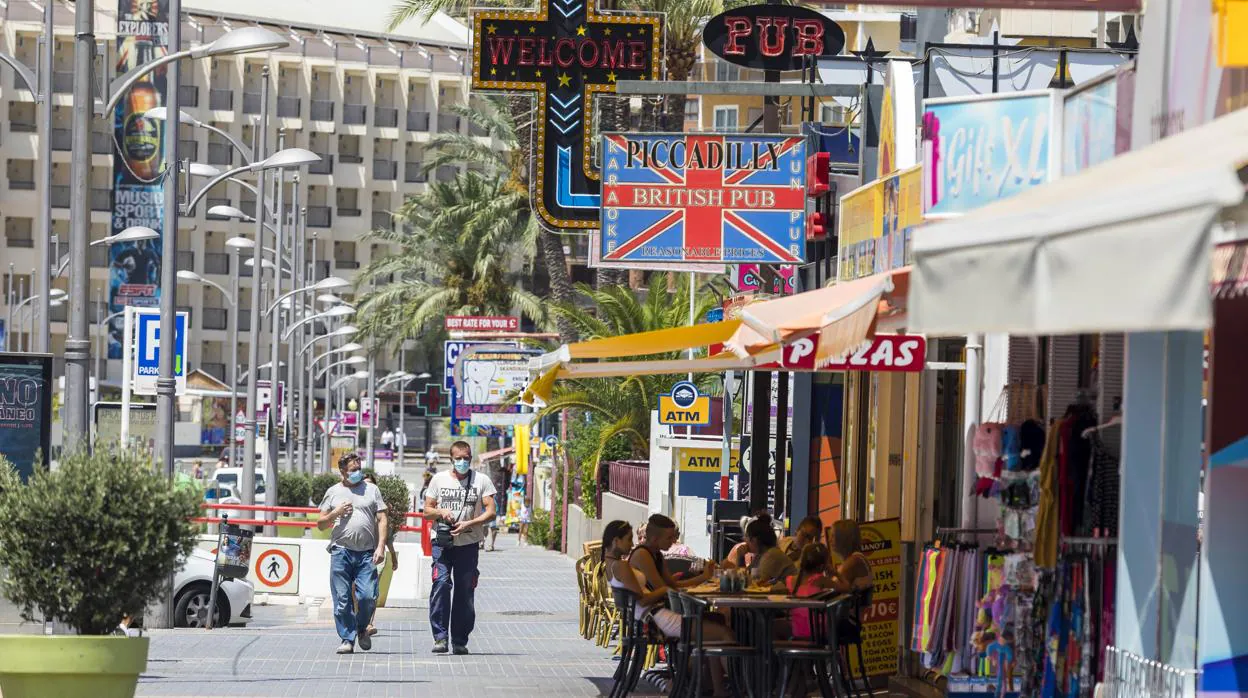 Turistas británicos pasean por una calle en Benidorm (Alicante)