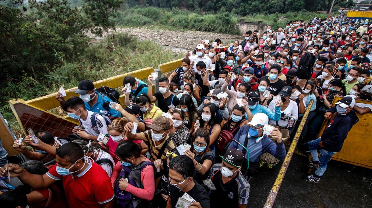 Venezolanos tratan de ingresar a su país desde la frontera con Colombia