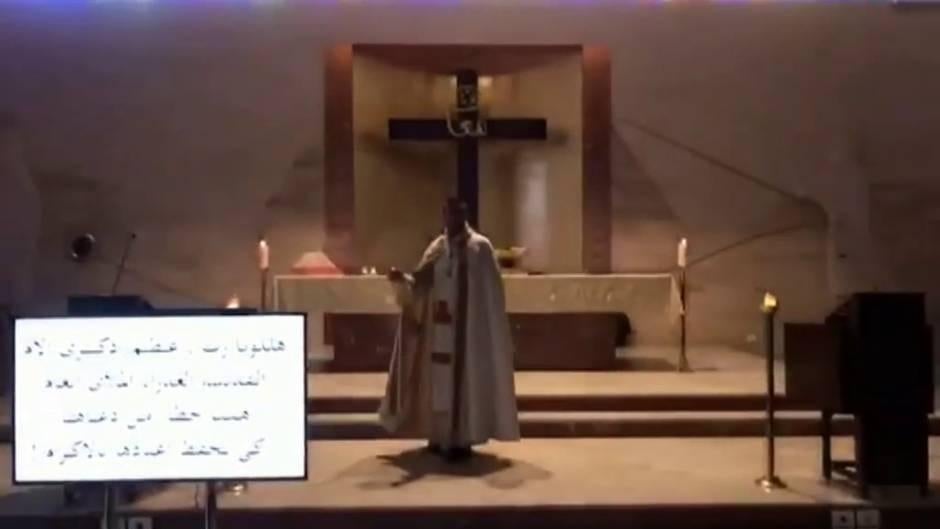 La onda expansiva de la explosión en el puerto de Beirut sorprende a un sacerdote durante el oficio religioso