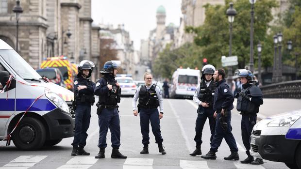 Se entrega el secuestrador de seis rehenes en un banco de Francia