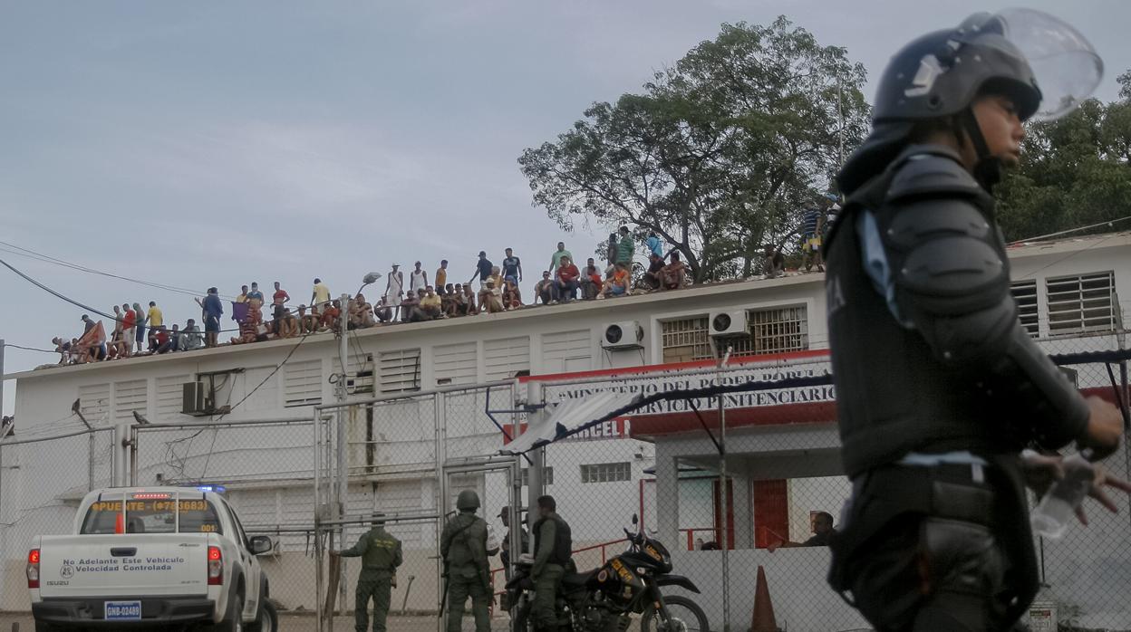 Un grupo de reclusos de la cárcel de Sabaneta permanece en el techo de la institución para evitar ser trasladados a otros centros penitenciarios