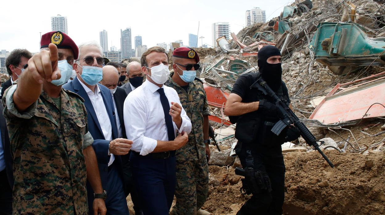 Macron, durante su recorrido por el puerto de Beirut tras la explosión