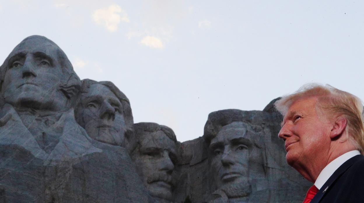 El presidente de EE.UU., Donald Trump, durante su visita al monte Rushmore