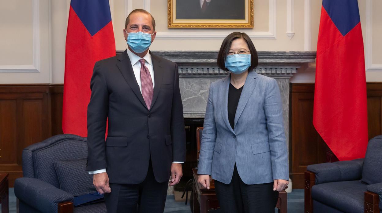 La presidenta de Tsai Ing-wen, con el secretario de Salud de EE.UU., Alex Azar