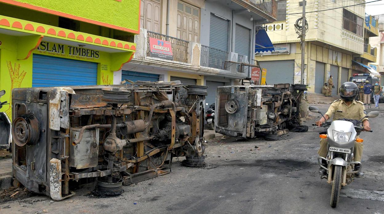 Coches quemados en las calles de Bangalore, en el sur de la India