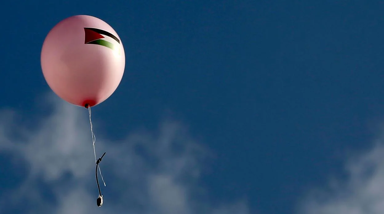 Uno de los globos incendiarios lanzados desde Gaza a Israel