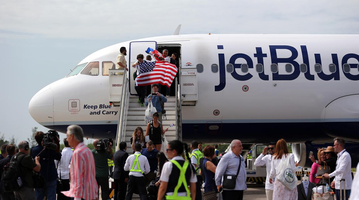 Llegada de un avión de Jet Blue al aeropuerto cubano de Santa Clara en 2016