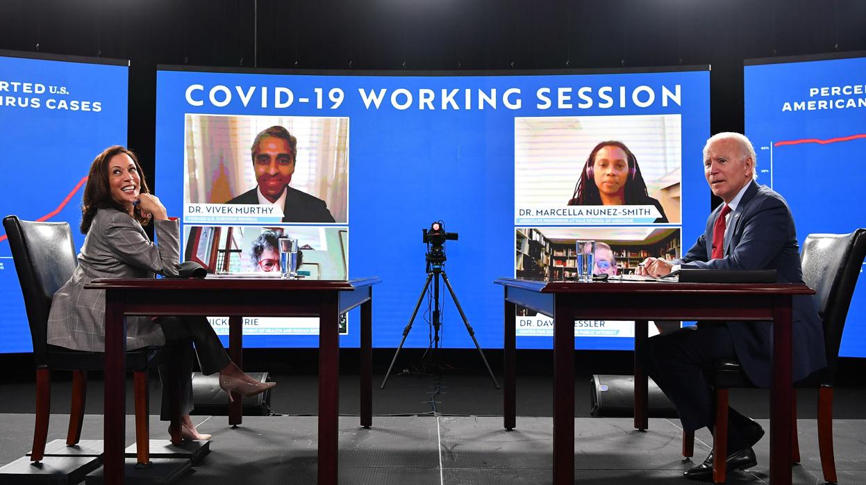 Joe Biden y Kamala Harris, este jueves en una sesión telemática con expertos de Covid-19 en Wilmington (Delaware)