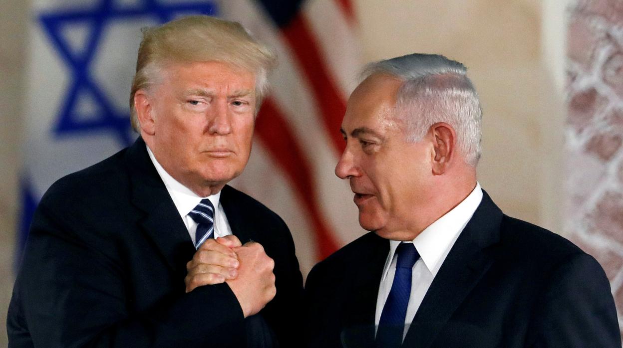 Donald Trump, y el primer ministro israelí, Benjamin Netanyahu, se dan la mano después del discurso del presidente de EE.UU. en el Museo de Israel, en Jerusalén