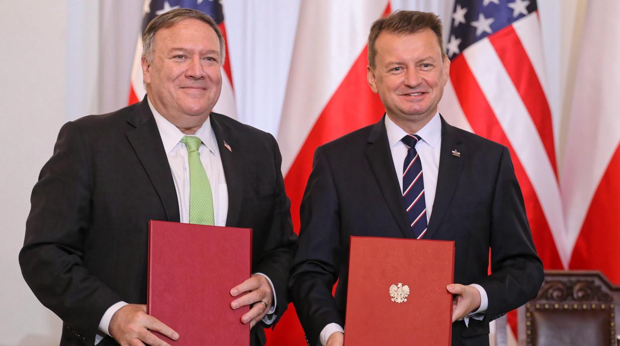 El secretario de Estado de EE.UU., Mike Pompeo, junto al ministro de Defensa polaco, Mariusz Blaszczak