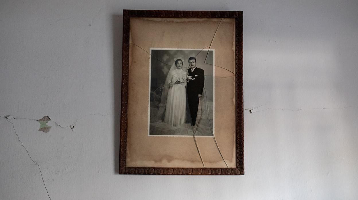 El retrato agrietado de un matrimonio libanés en una casa de Kerantina, uno de los barrios afectados por la explosión en Beirut