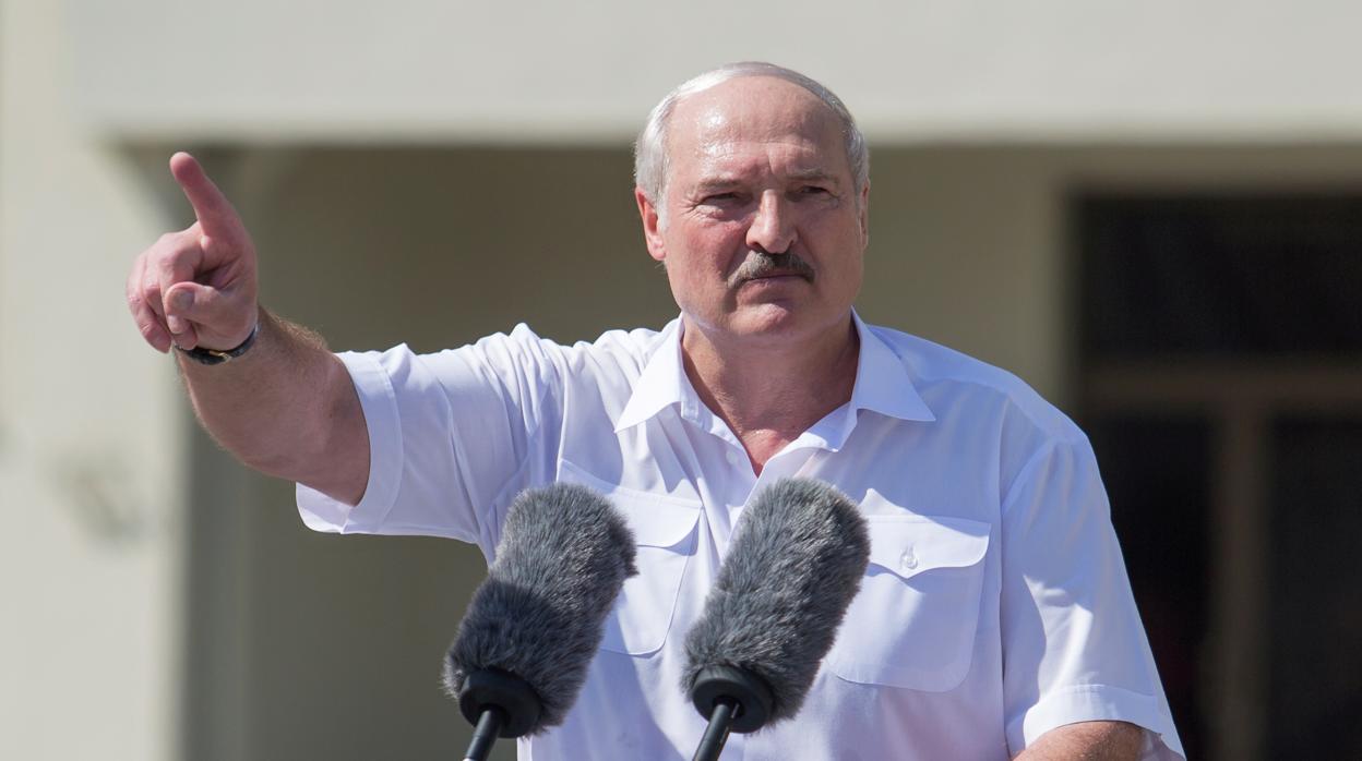 Alexánder Lukashenko da discurso en un mitin de sus partidarios cerca de la Casa de Gobierno en la Plaza de la Independencia, en Minsk