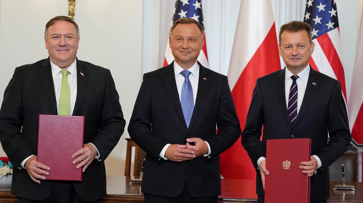 El secretario de Estado de EE.UU., Mike Pompeo, el presidente polaco, Andrzej Duda, y su ministro de Defensa