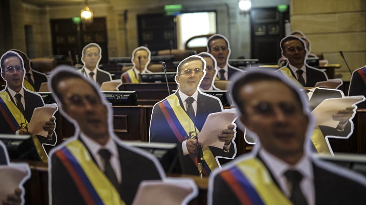 El partido de Uribe le rindió un homenaje en el Parlamento en respuesta a su arresto domiciliario