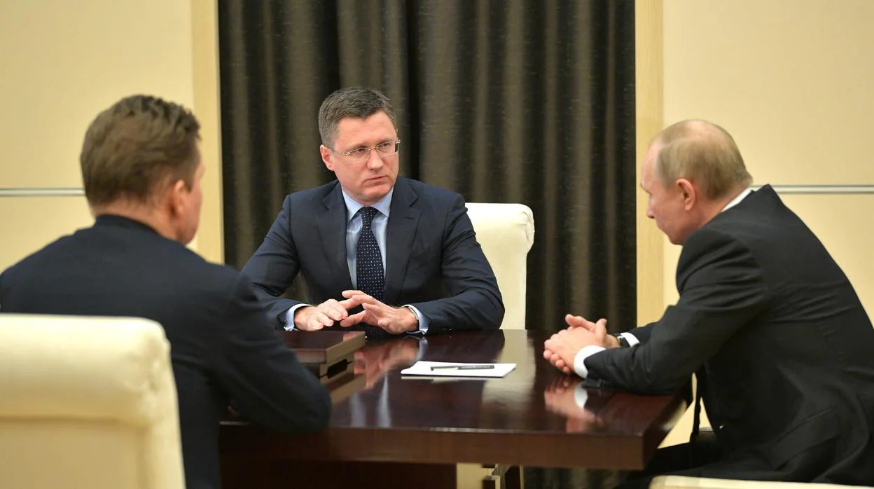 El ministro de Energía, Alexánder Nóvak, en una reunión con Putin