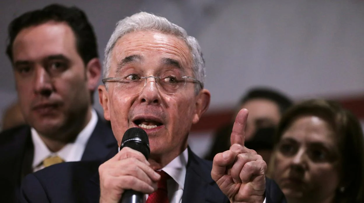 El expresidente colombiano, Álvaro Uribe, llega a una audiencia de la Corte Suprema