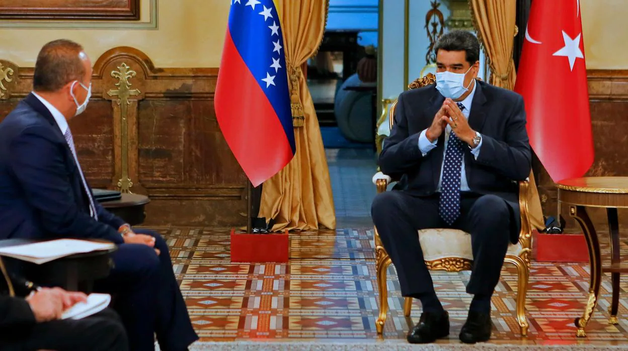 Nicolás Maduro se reúne en el palacio presidencial de Miraflores con el ministro de Exteriores turco, Mevlut Cavusoglu