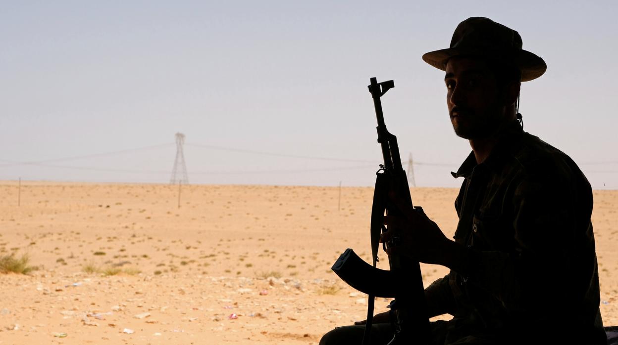 Un miembro del Ejército Nacional Libio, del mariscal Jalifa Hafter, en Sirte