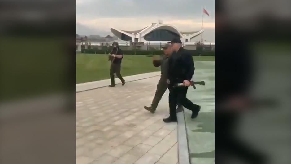 Lukashenko se deja ver con un kalashnikov durante las protestas en Bielorrusia