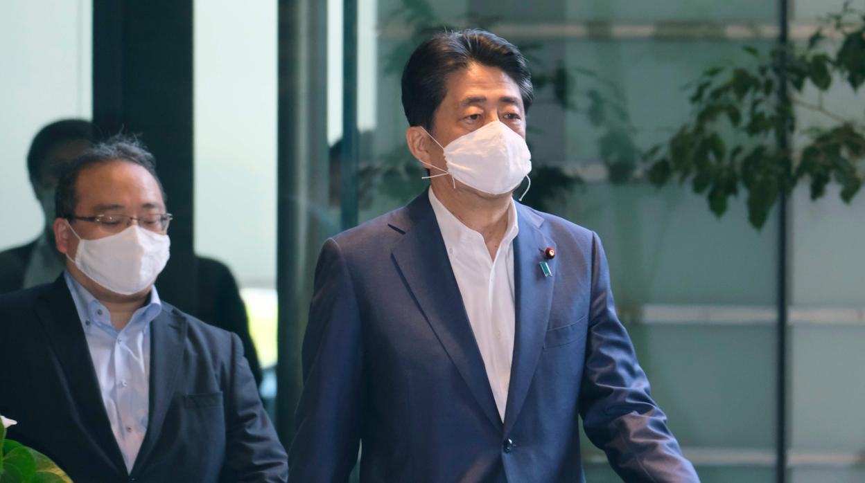 El primer ministro Shinzo Abe, este lunes en el momento de entrar en Hospital Universitario de Keio