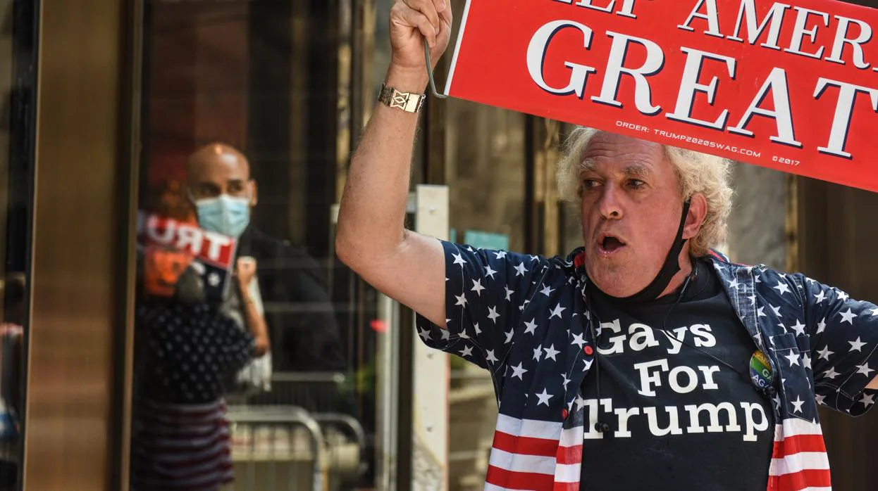 Un seguidor del presidente se manifiesta en Nueva York con una camiseta con el lema «Gais por Trump»