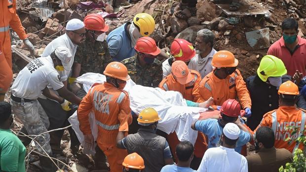 Cinco muertos y quince desaparecidos tras el derrumbe de un edificio de cuatro plantas en la India