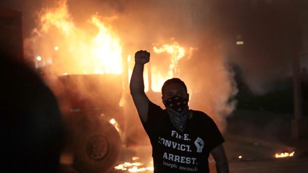 La protesta racial en Wisconsin deriva en una noche de disturbios, incendios y destrucción