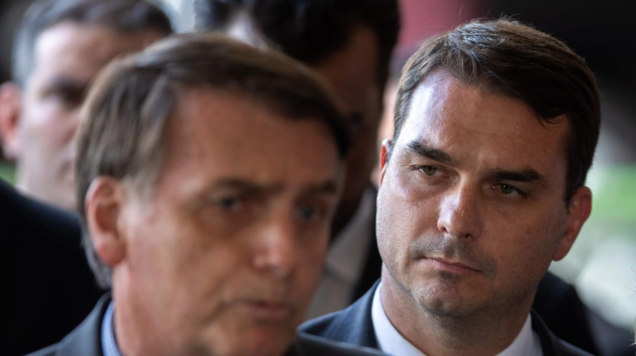 Flavio Bolsonaro (derecha), con su padre el presidente de Brasil Jair Bolsonaro