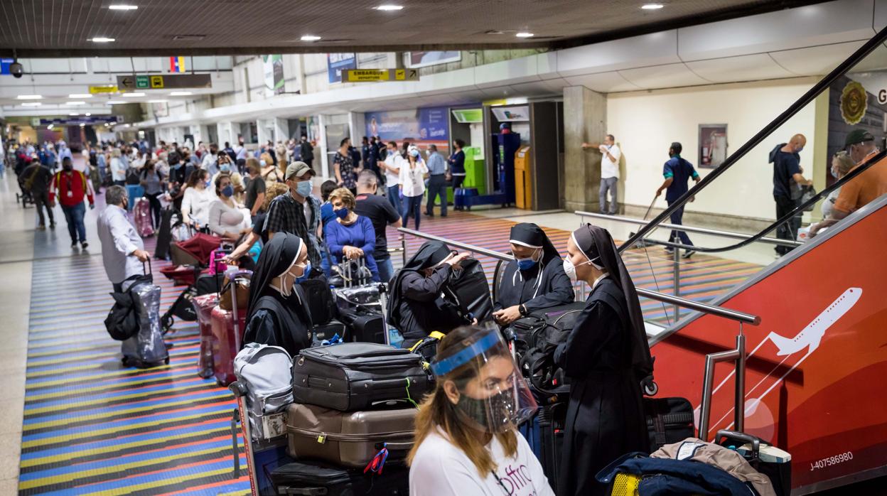 Ciudadanos de varios países esperan tomar, en el aeropuerto Simón Bolívar, un vuelo de repatriación de Venezuela a España el pasado mes de julio