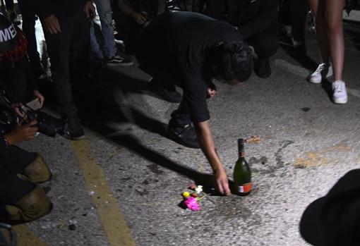 Dejan una flor en el lugar en el que una de las víctimas fue tiroteada la noche del martes al miércoles en Kenosha por un joven de 17 años