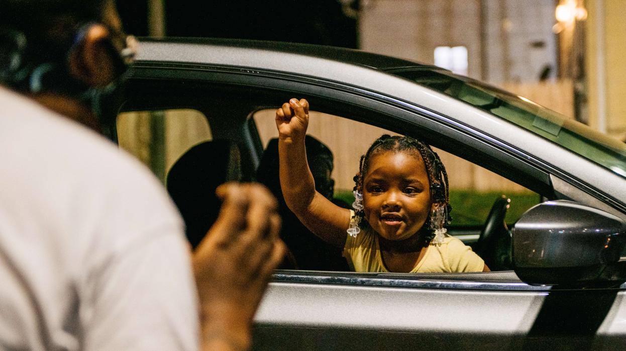 Lasiya Lakes y su abuela levantan el puño en señal de apoyo al movimiento «Las vidas negras importan» en Kenosha (Wisconsin), donde fue tiroteado Jacob Blake