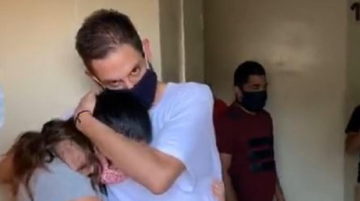 Juan Requesens abraza a su hermana al llegar a casa