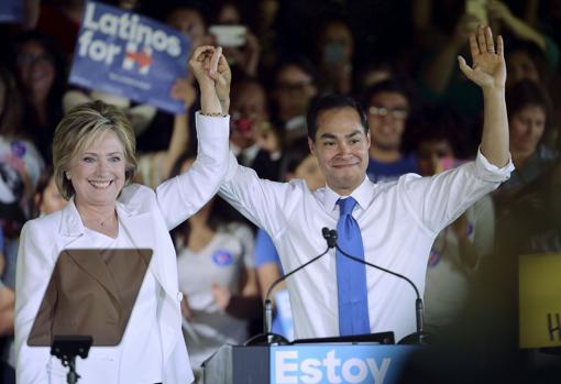 En la campaña de 2016 el secretario de Vivienda, Julián Castro, apoyó en ejercicio de su cargo a la candidata Hillary Clinton (ambos en la imagen)