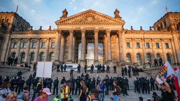 La policía impide por segundo día que manifestantes de extrema derecha asalten el Reichstag