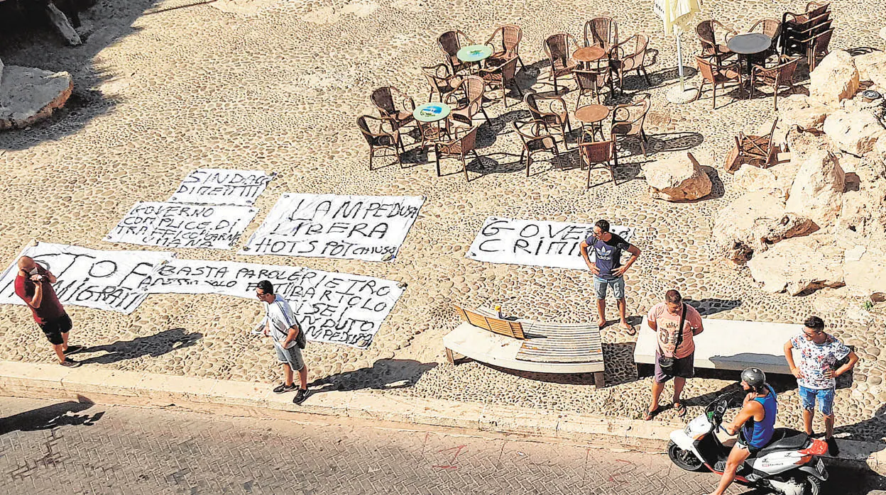 Ciudadanos de Lampedusa despliegan pancartas contra los inmigrantes y el Gobierno central