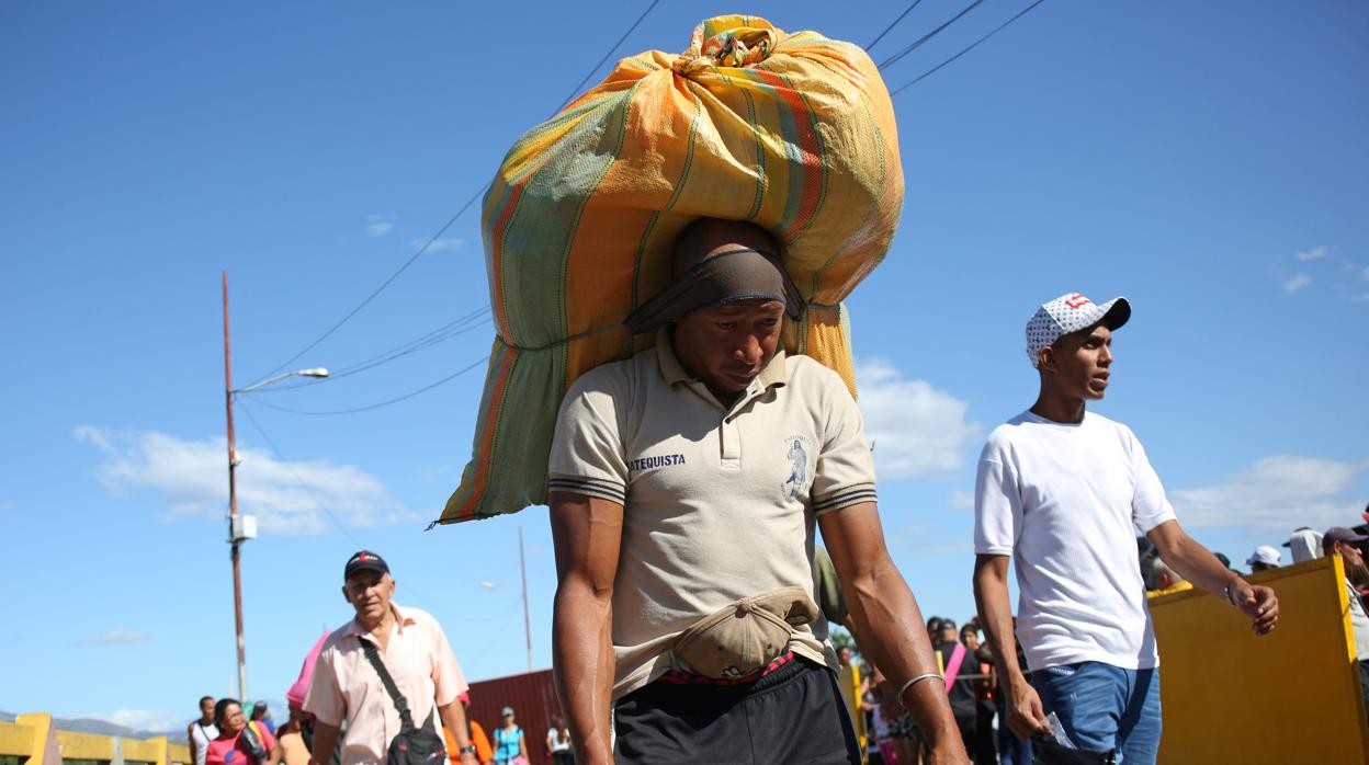 Varias personas cruzan el puente Simón Bolívar entre Colombia y Venezuela