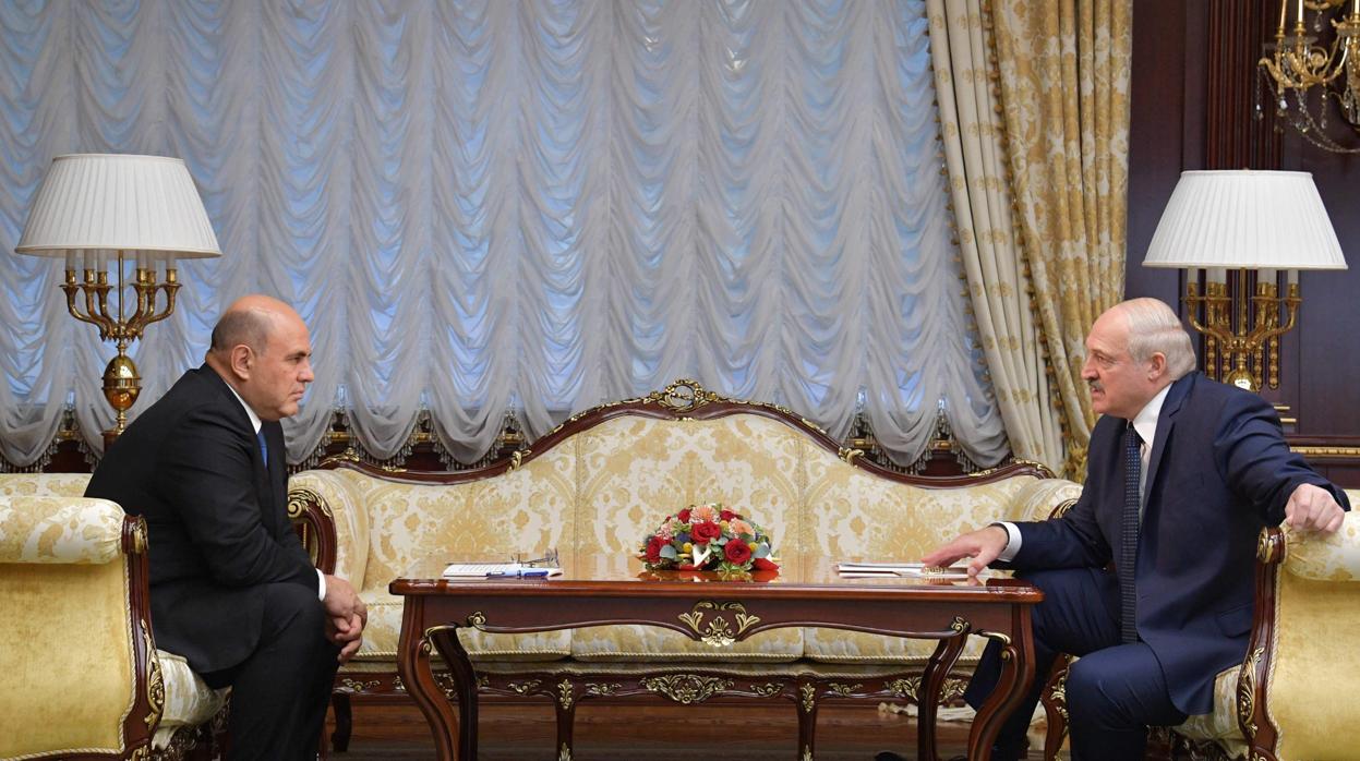 El primer ministro ruso, Mijaíl Mishustin, y el presidente de Bielorrusia, Alexánder Lukashenko, en el Palacio de la Independencia de Minsk, este jueves