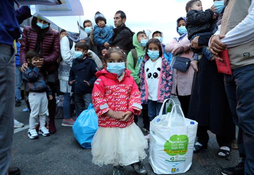 Niños en el campo de Moria (Lesbos) esperan autobuses que les lleven a Atenas