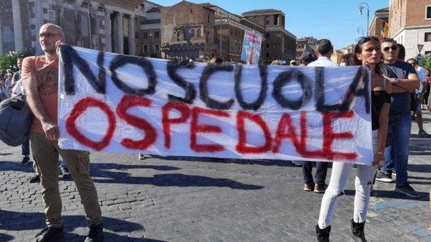 Unos dos mil negacionistas del Covid-19 se manifiestan en Roma sin mascarillas contra «la dictadura sanitaria»