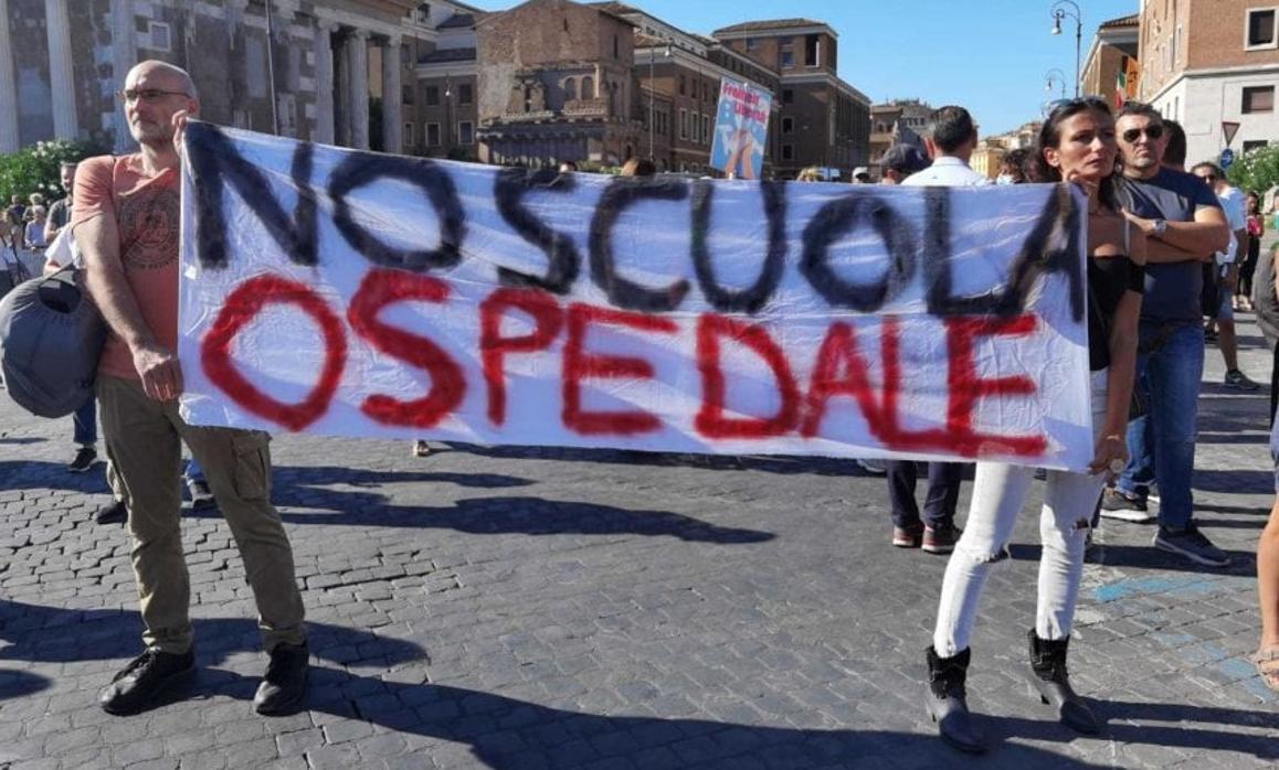 Ls manifestantes, durante la marcha que duró cuatro horas