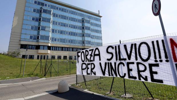 Berlusconi, en «fase delicada», con alta carga viral tratado con remdesivir