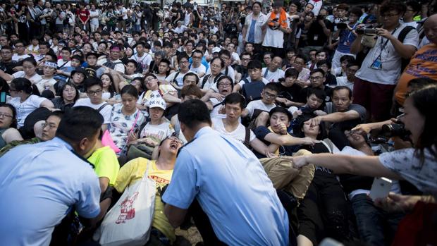 Unos 300 detenidos en Hong Kong por el aplazamiento de las elecciones legislativas