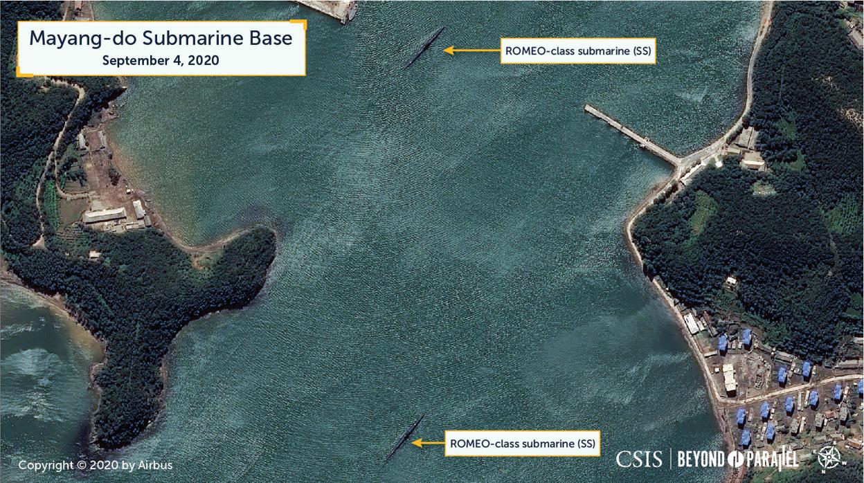 La imagen de satélite muestra dos submarinos de la clase Romeo en la base de la isla de Mayang