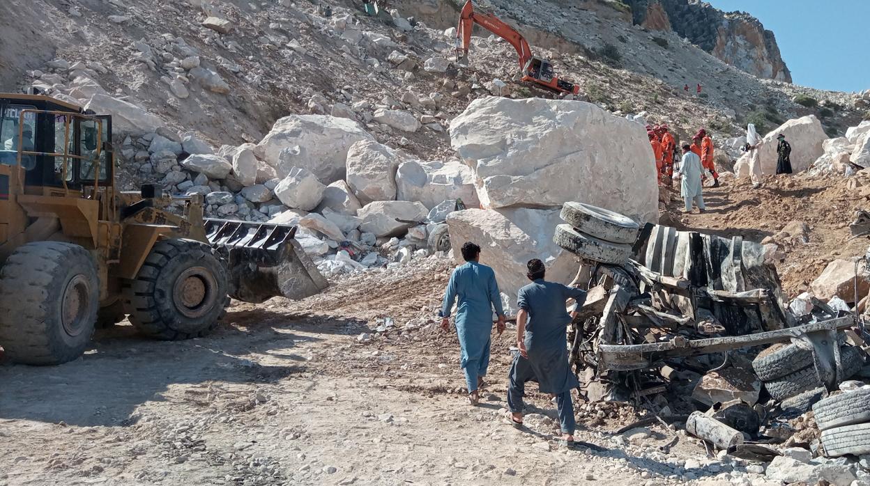 Varios trabajadores de rescate trabajan en la zona del derrumbe