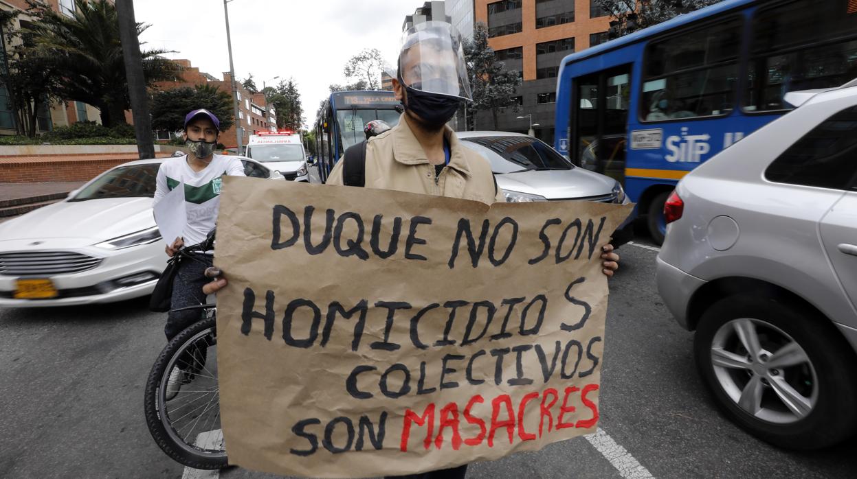 Protesta contra los asesinatos a jóvenes, la reforma laboral, el préstamo de 370 millones de dólares a la aerolínea Avianca y el abandono estatal a los afectados por la pandemia, este lunes en Bogotá